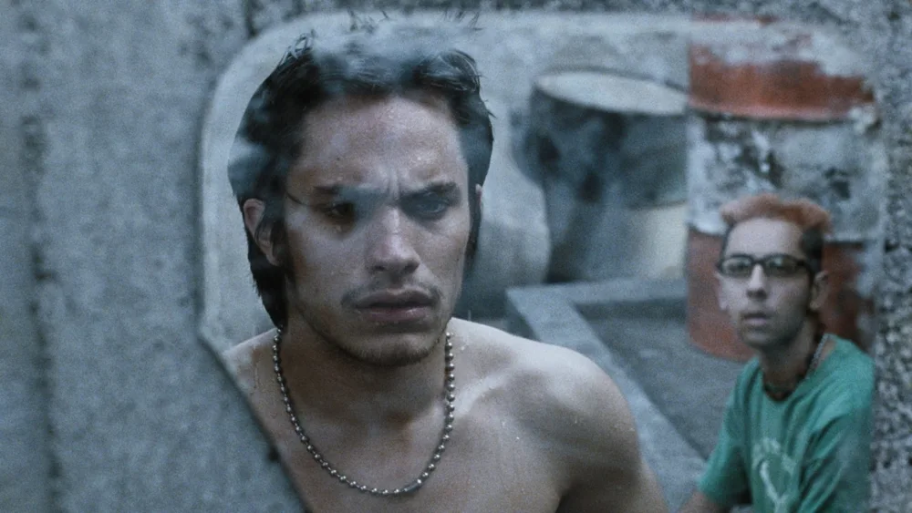 Two young men in an outdoor scene from Amores perros.